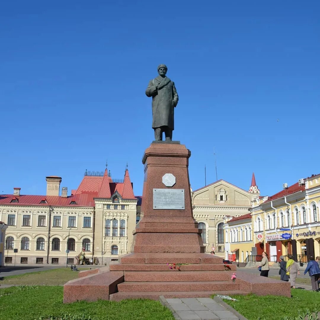 Рыбинск памятник Ленину на красной площади. Памятник Ленину в Рыбинске. Красная площадь Рыбинск памятник Александру 2. Памятник на красной площади в Рыбинске.