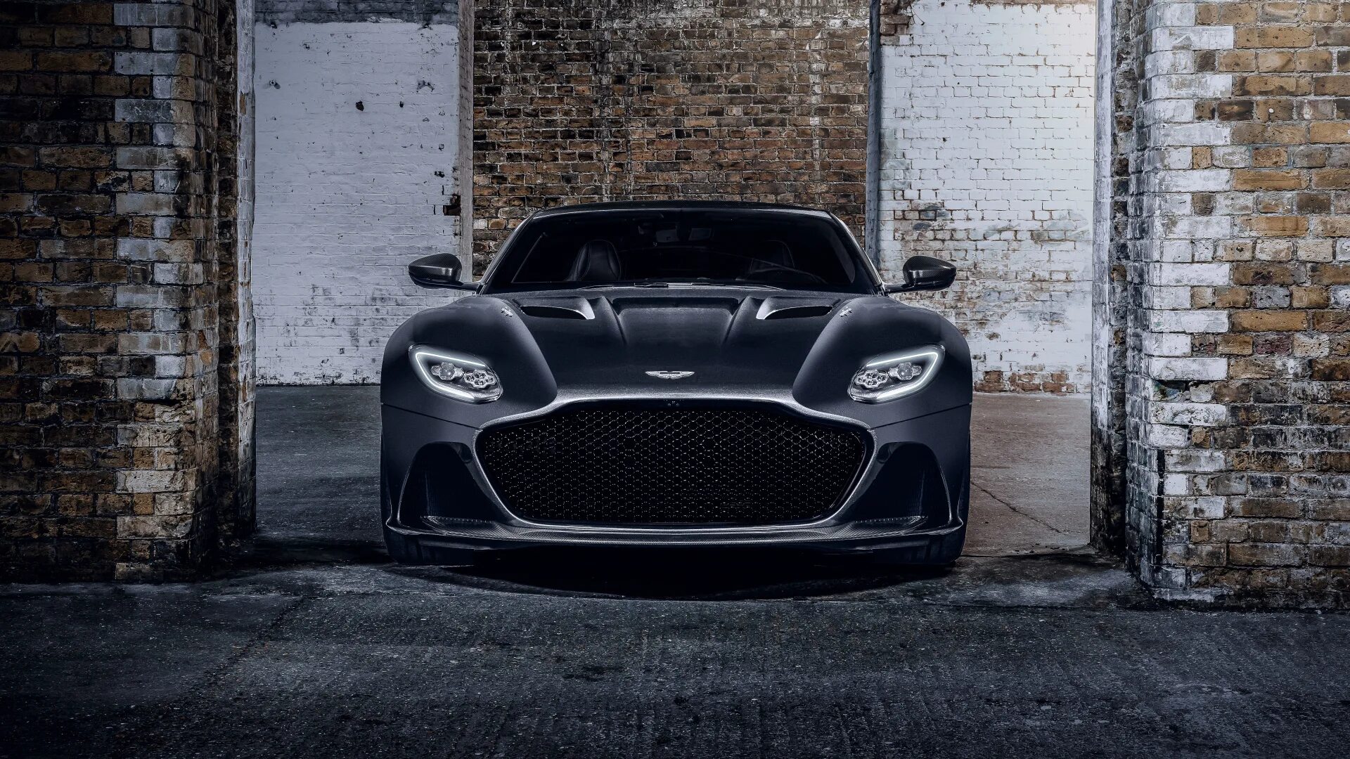 Открой картинки машин. Aston Martin DBS 2021.