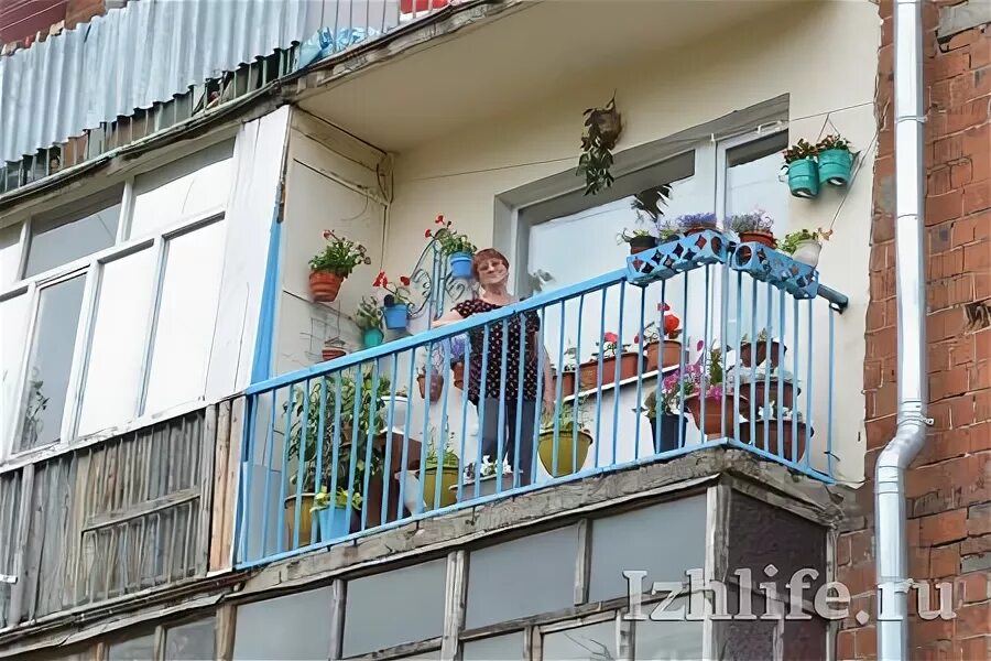 Остекление балконов ижевск. Открытый балкон Ижевск. Ижевск дома с синими балконами. Крыши на балкон Ижевск.