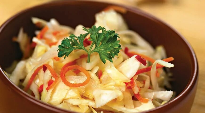 Квашеная капуста при панкреатите можно. Капуста квашеная. капуста квашеная с перцем. капуста с острым перцем. острая квашеная капуста.