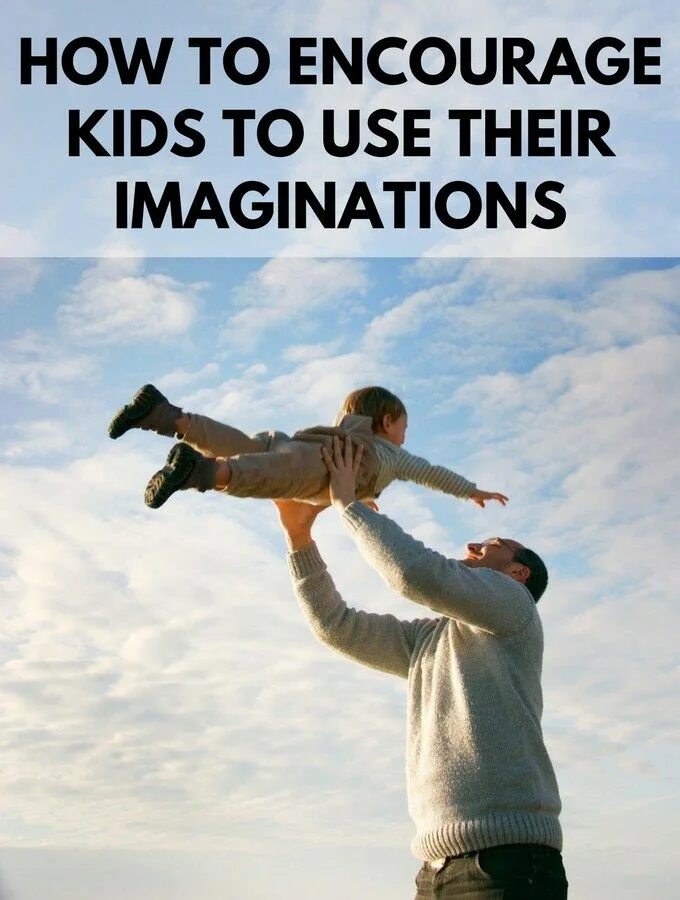 Семейный досуг. Маленького ребенка подбрасывают в воздух. Природа ребёнок с воздушным змеем. Для мальчиков самолёты. Папа на небе.