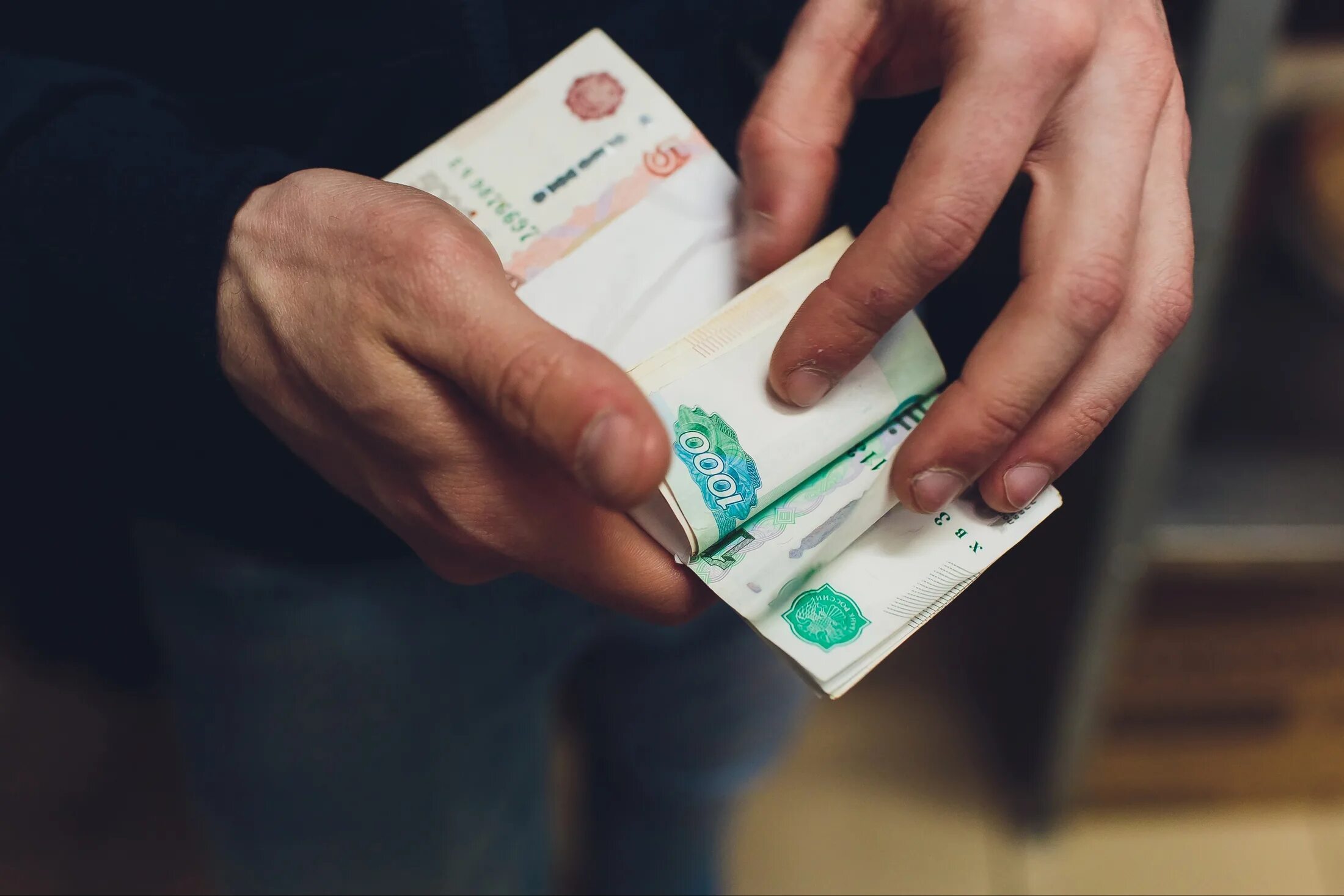 Выдача наличных. Повышение мрот. выдача зарплаты. украл деньги. пенсионер с деньгами.