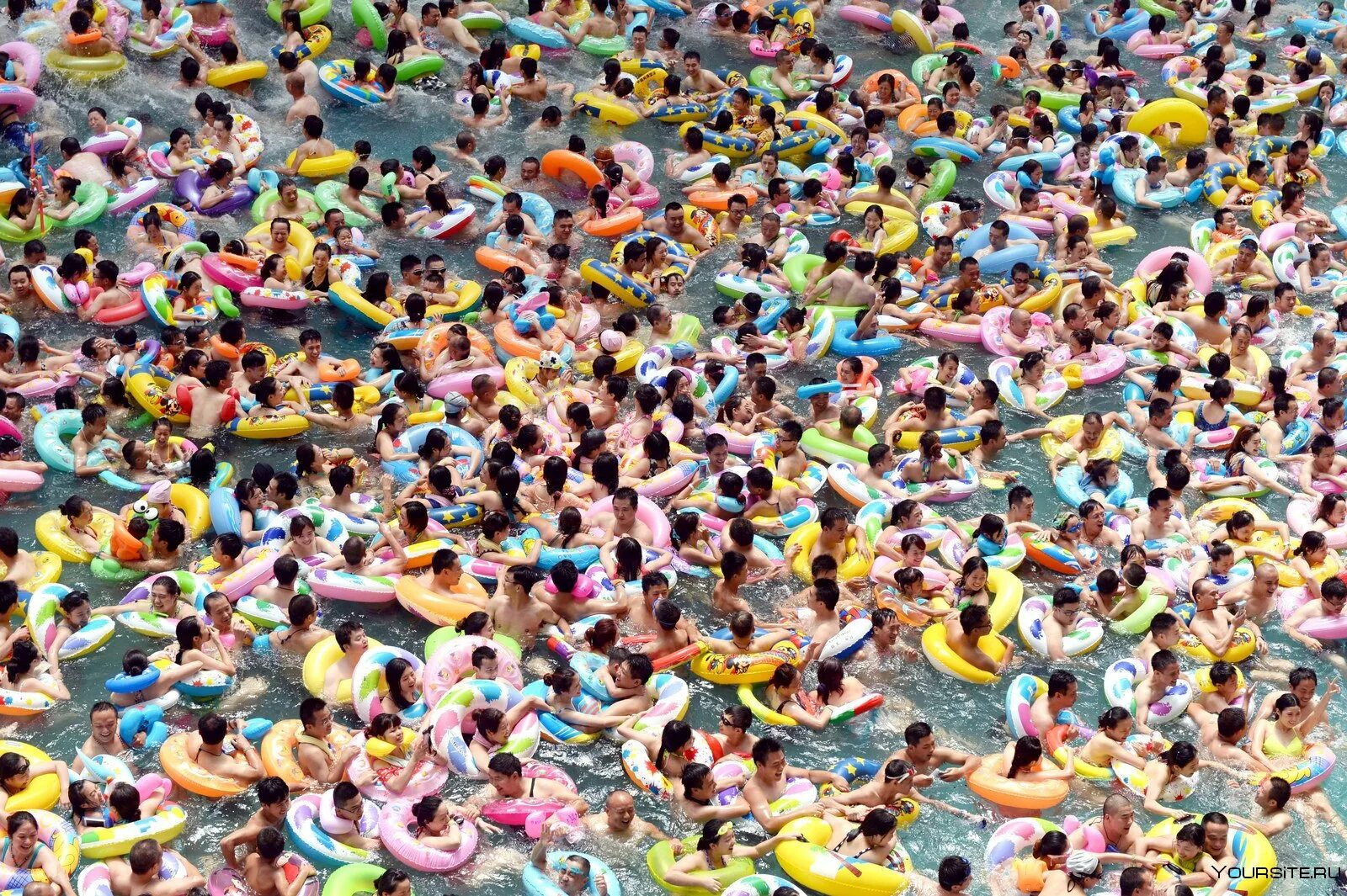 Сонник много людей. Китайский пляж. Китайцы на море. Пляж в Китае. Много людей на пляже.