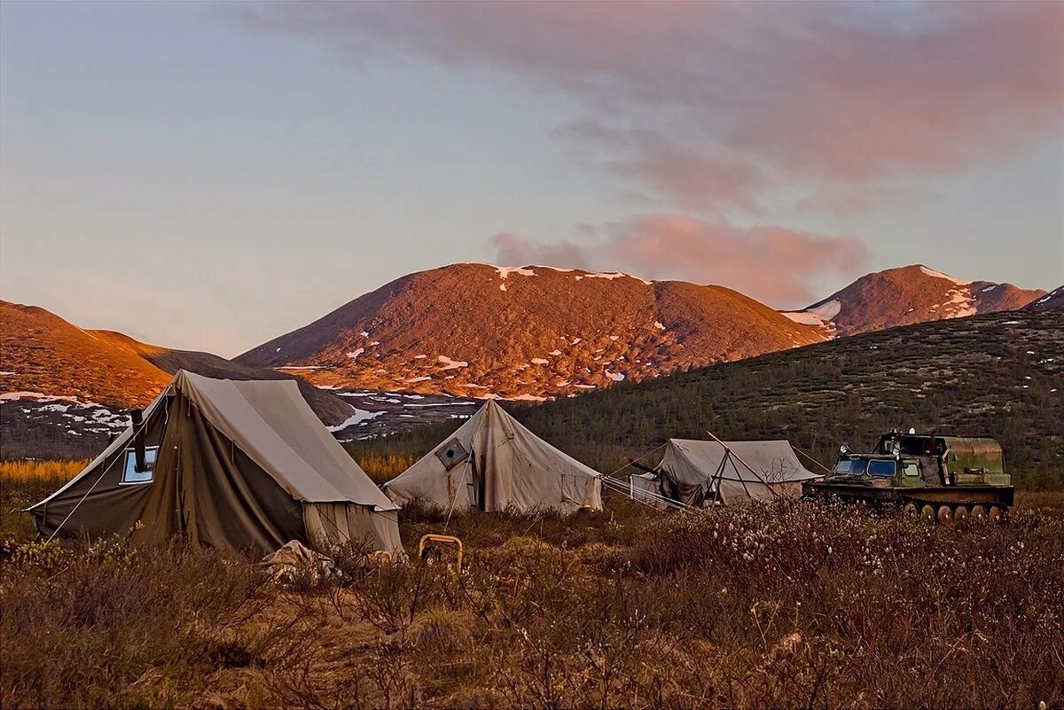 Геологи чукотка. Куваев экспедиция чукотка. Геологи сибирь. Чемоданов геолог чукотка. Геологи на севере.