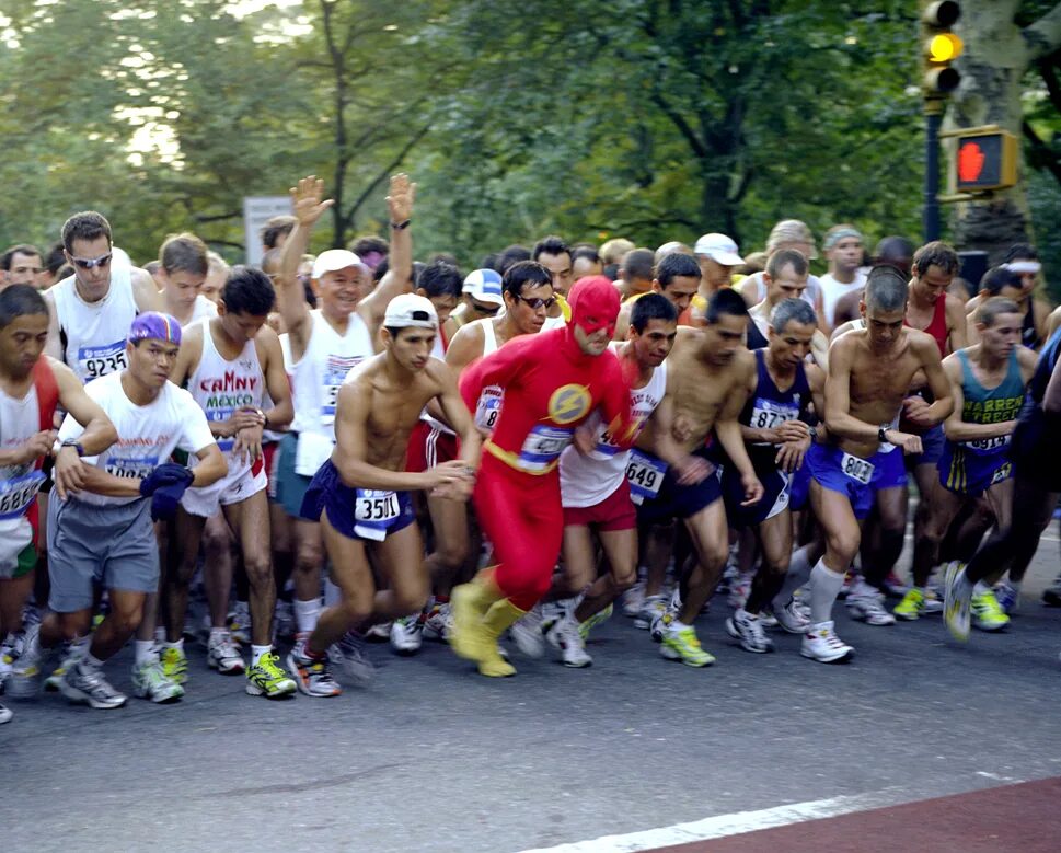 Трусы на выставке. Flashers. Девушки на старте гонок. Девушки на гонках. Flashing race.