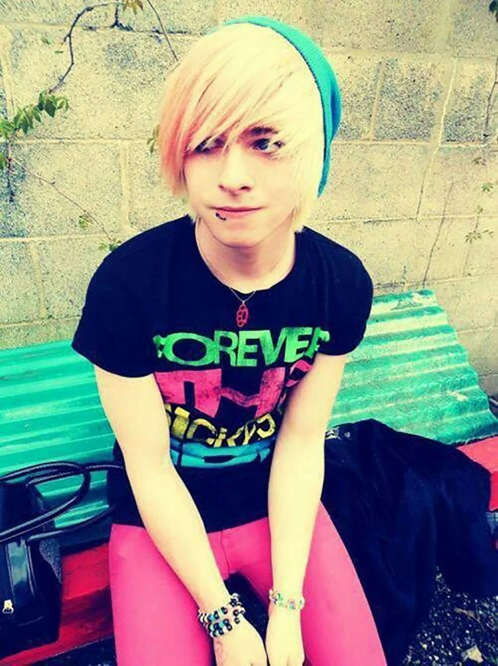 Эмо блондин. Парни неформалы. Челкастые прически. Челкари субкультура. Эмобои томбои.