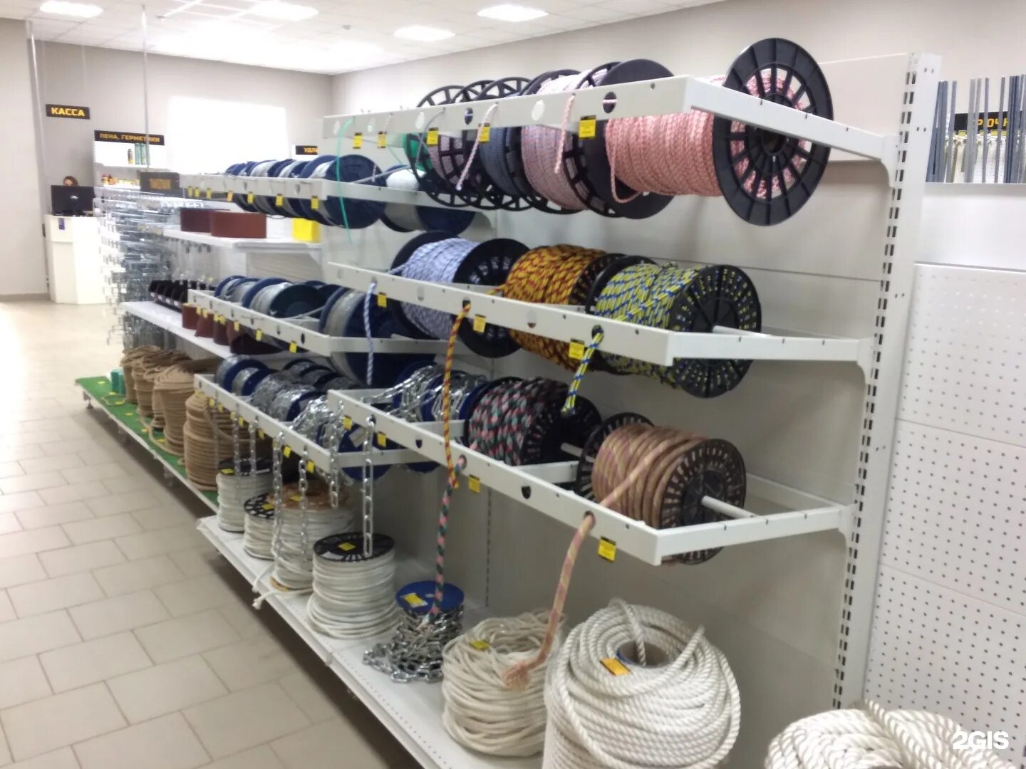 витрина магазина инструментов. витрина крепежа. магазин крепежа. выкладка крепежа. магазин крепежа.