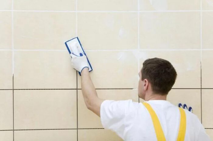Укладка кафельной плитки. Приклеивание плитки. Приклеивание кафельной плитки на стену. Укладка керамической плитки. Укладка керамической плитки.