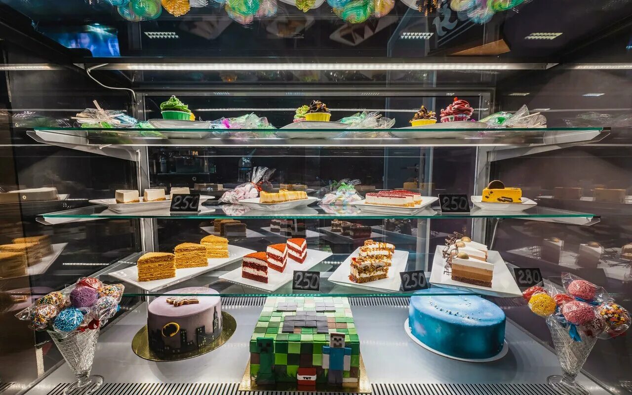 территория кондитера москва. кафе кондитерская брусника москва. кондитерский магазин в москве. ассортимент кондитерской. Laduree патриаршие пруды.