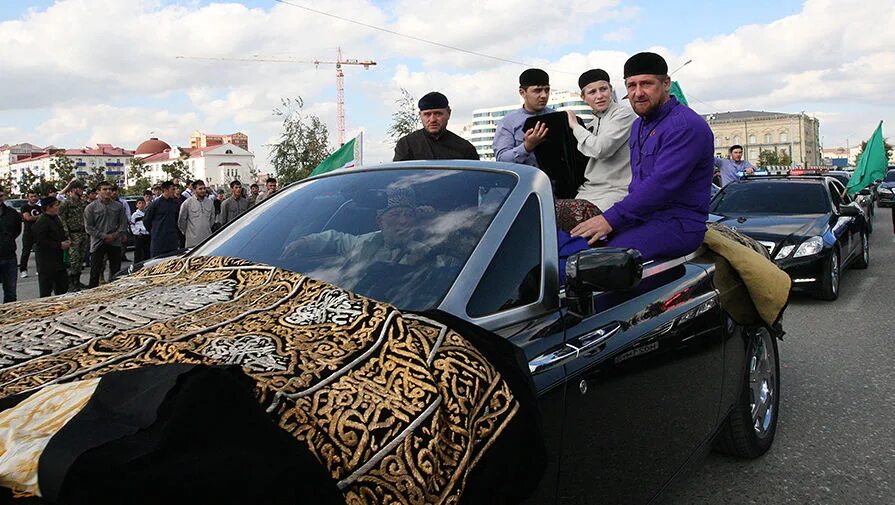 Машины мусульман. Роллс Ройс Рамзана Кадырова. Автопарк Рамзана Кадырова. Автопарк Рамзана Кадырова в Грозном. Кадыров Роллс Ройс.