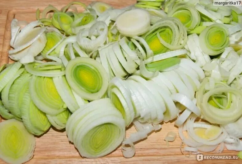 Маринованный лук порей на зиму рецепт. Лук порей блюда. салат с луком пореем.