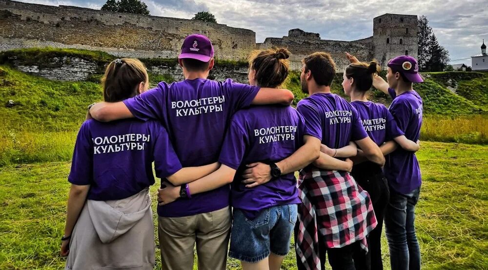 Сфера волонтеров. Программа добровольцев оон. Сфера волонтеров. Волонтеры школы 2005. Волонтерские стажировки.