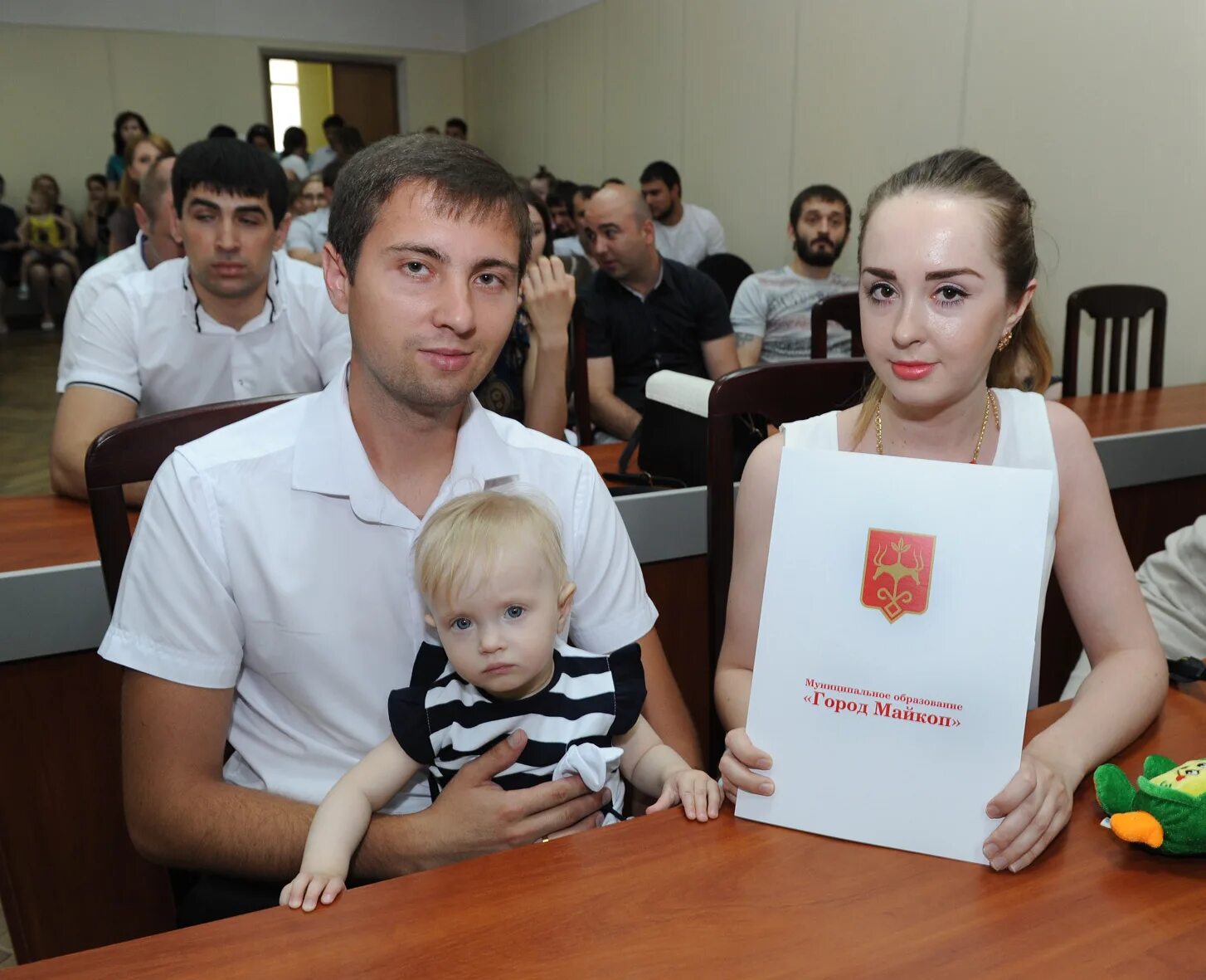 Вк семейная фотопрогулка в городе. Очередь молодая семья. Семейный майкоп. Семейный майкоп. Семейный майкоп.