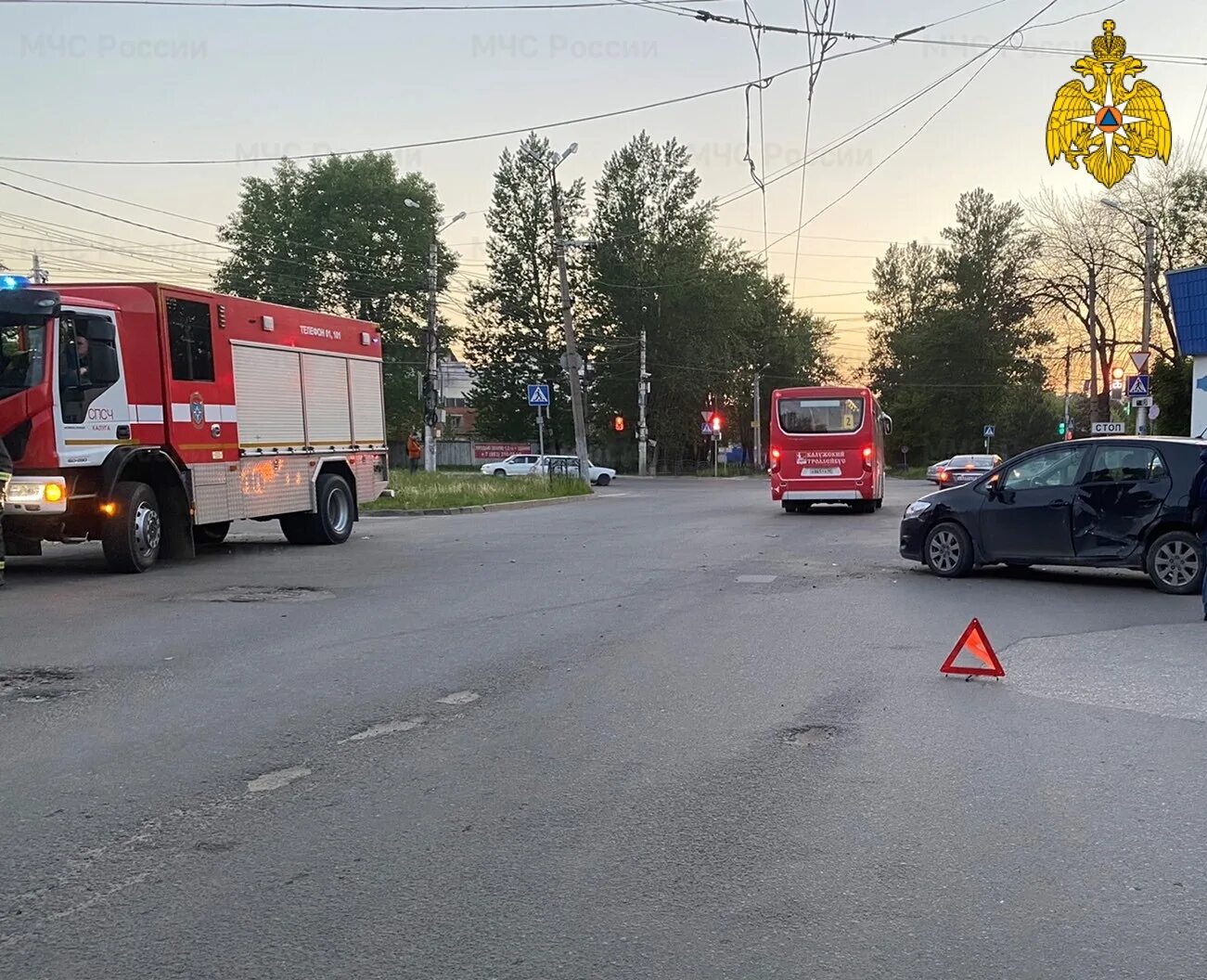 Авария в Калуге Московская Азарово. Калуга авария на ул. Азаровская. Авария на Московской улице в Калуге сегодня. Авария на Азаровском мосту Калуга.