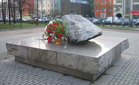 Памятник соловецкому камню