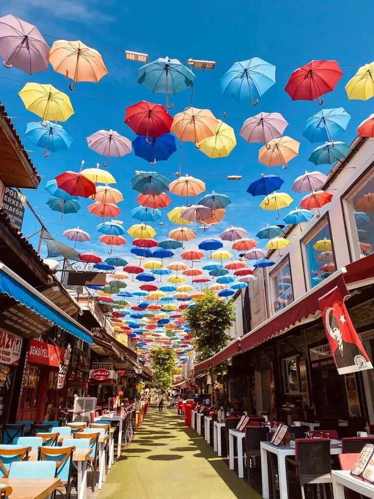 улица с зонтиками в турции. зонтики в стамбуле улица истикляль. тель-авив зонтики. каракёй стамбул зонтики. улица с зонтиками.