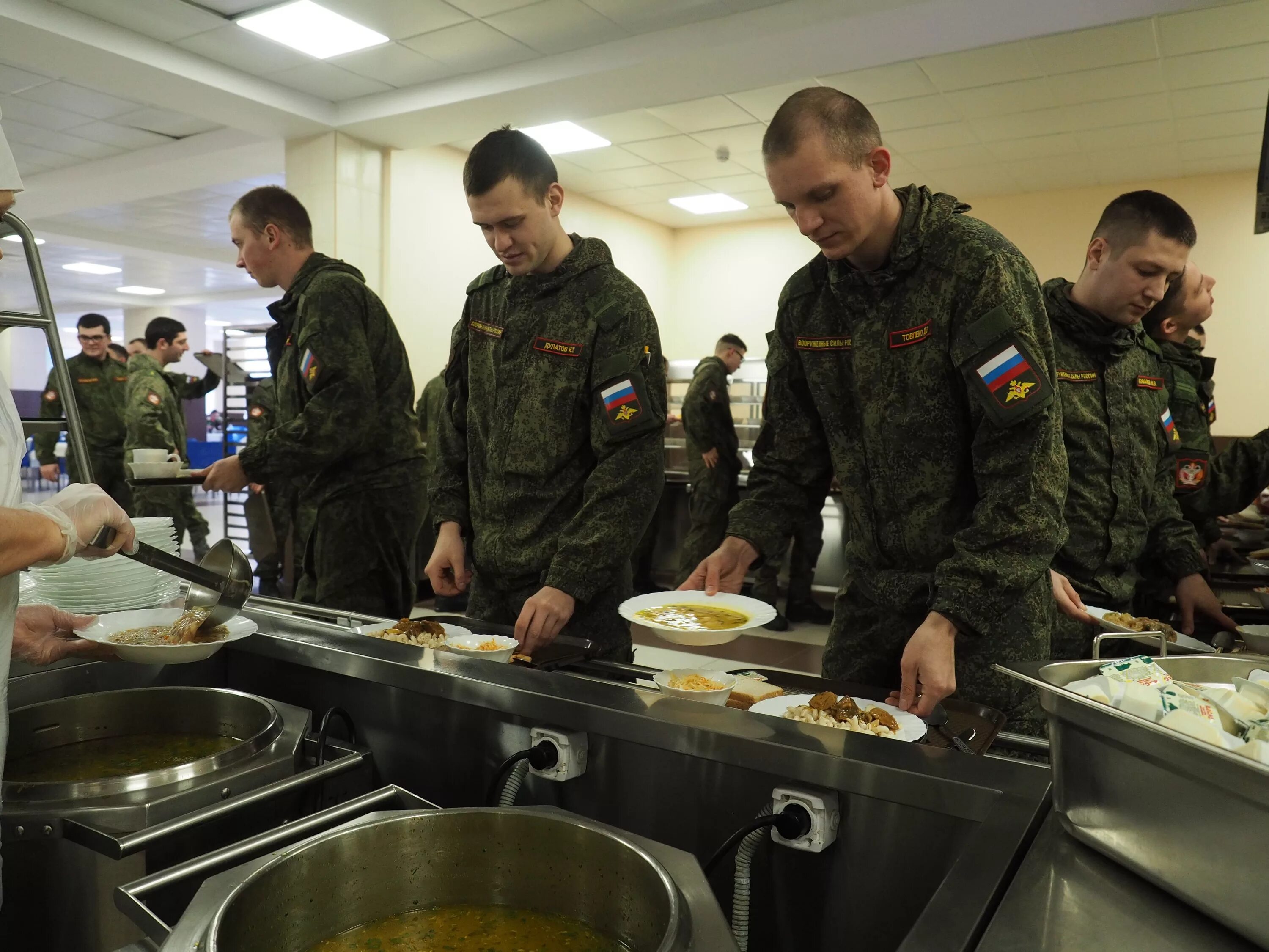 Военный стол. Курсантская столовая в ВУНЦ. Можайское военное училище столовая. Военная столовая. Курсанты в столовой.