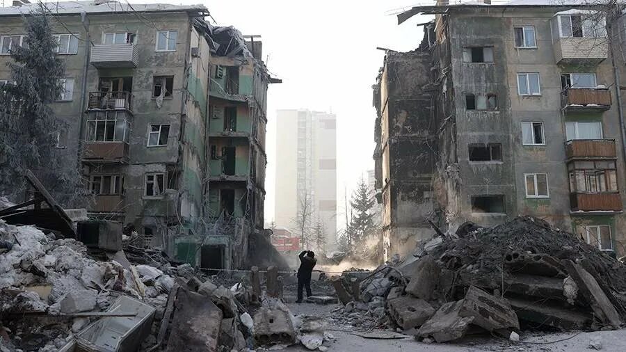 Пожар в доме. Пятиэтажки. Новосибирск бомбят. В новосибирске взорвался дом. Пятиэтажки.