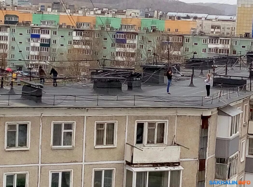 Крыша дома была давно не крашена. Крыши хрущевок. крыша хрущевки. крыши домов хрущевки. кровля пятиэтажки.