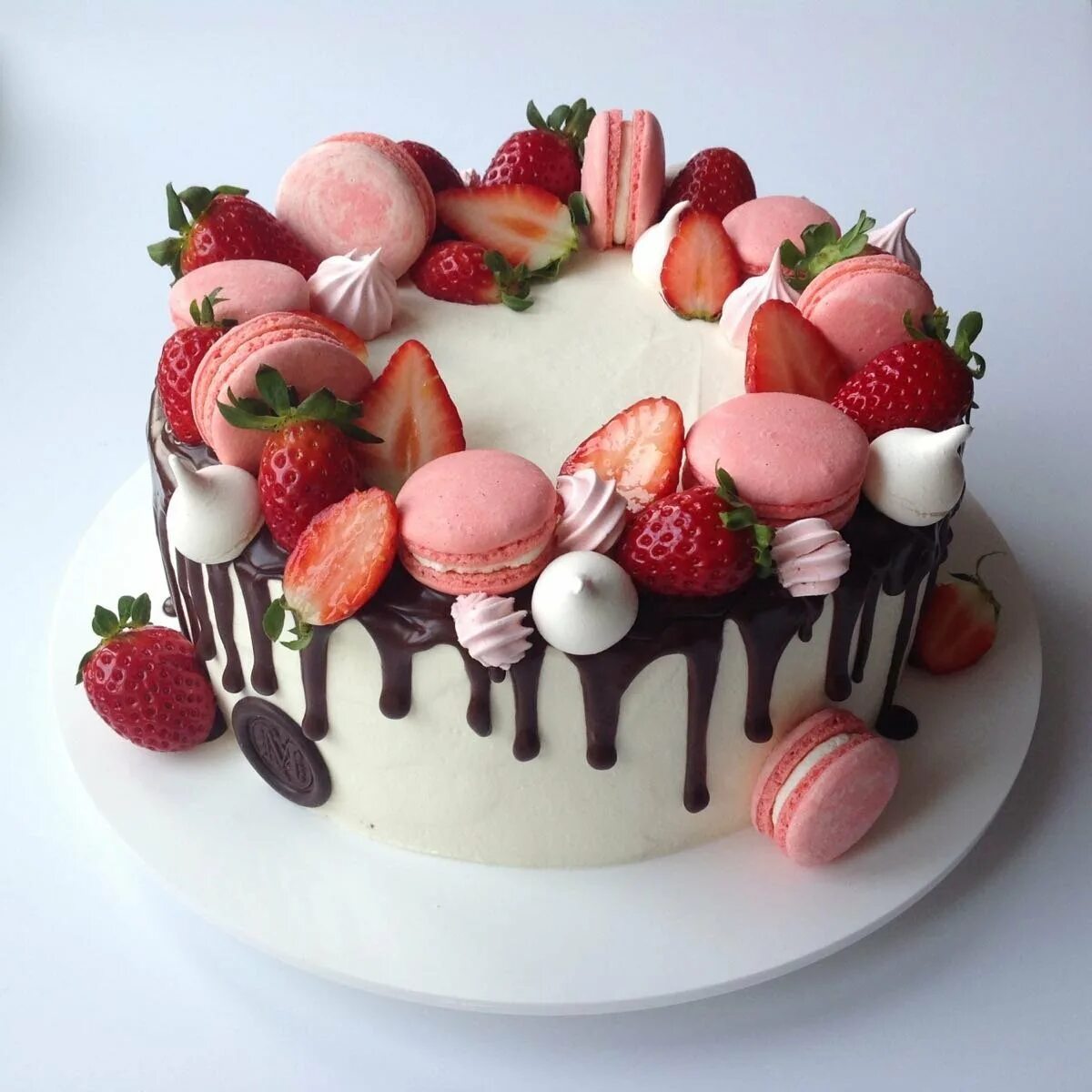 Как украсить торт девушке. Украшение торта. Красивые тортики. Торт с макаронс и ягодами. Украшение торта ягодами.