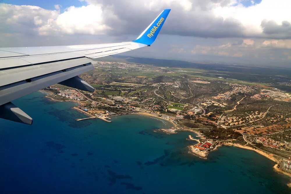 На самолете на море россия. Кипр с самолета. Вид из самолета. Красивый вид из самолета. Самолет над морем.