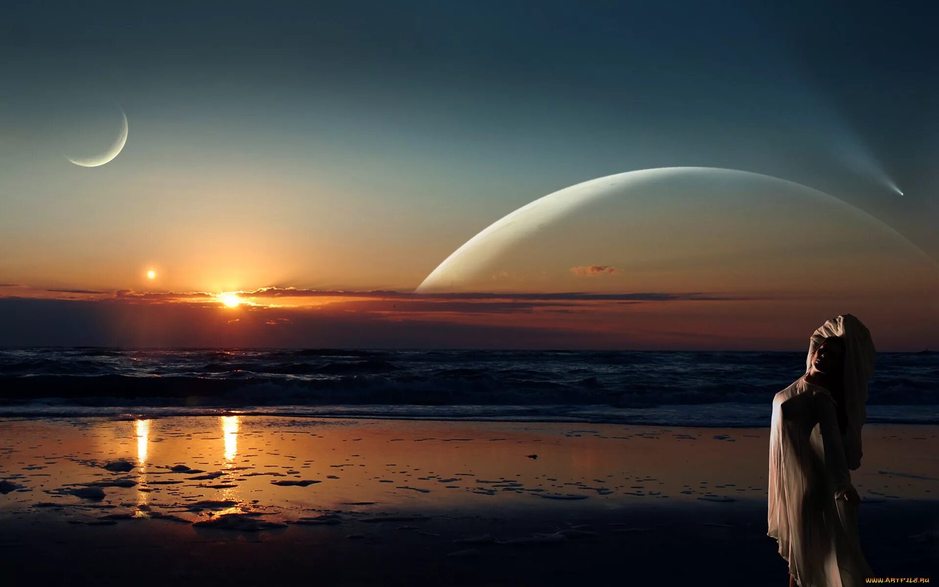 Вся наша жизнь так далеко. Луна на закате солнца. Ночное море. Красивая ночь. Луна над морем.