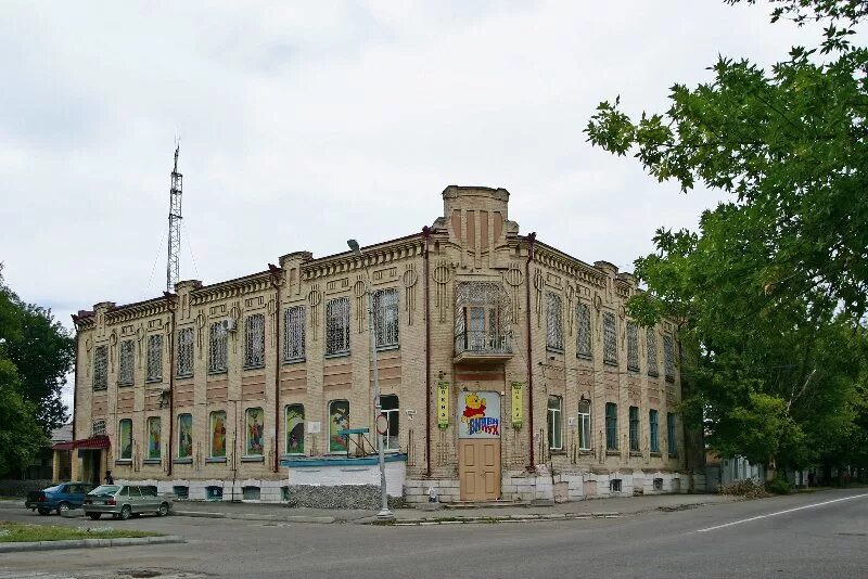 Гостиница Лувр Георгиевск. Георгиевск город Ставропольский край. Бывшая гостиница Лувр Георгиевск. Исторические здания Георгиевска. Работе г георгиевск