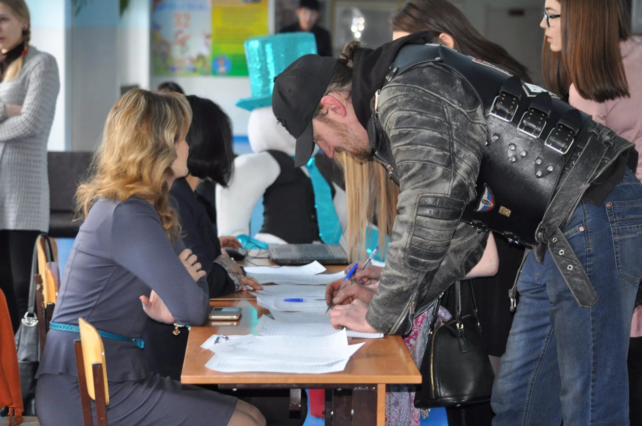 Под партой в школе. Трусы под партой в школе.