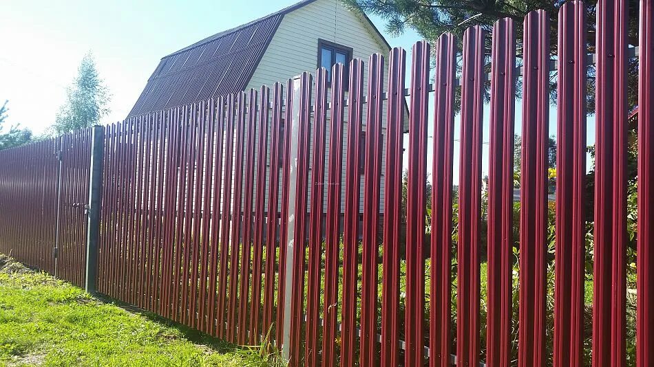 Забор из штакетника металлического horoshie zabory. Металлические заборы для дачи. Оригинальный забор из штакетника. Забор из металлического штакетника. Красивый забор из штакетника металлического.