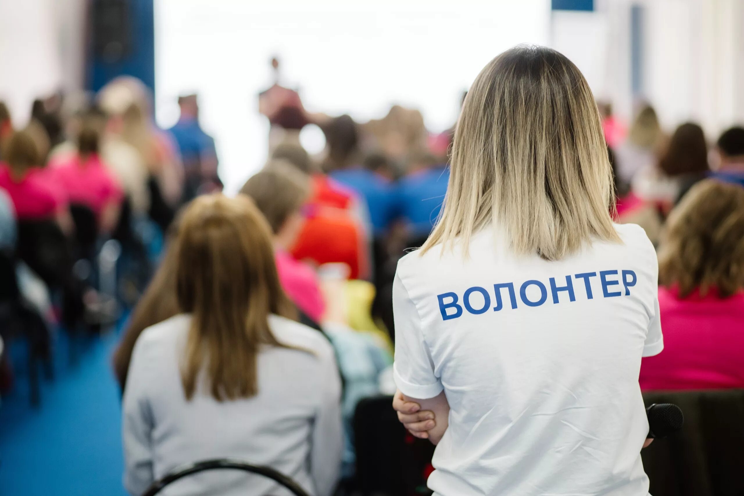 Волонтер должен быть. Волонтер. Фотосессия волонтеров. Волонтерская деятельность. Студенты волонтеры.