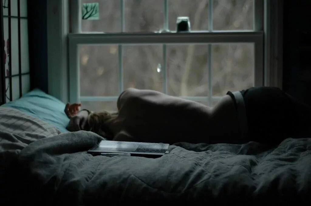 Это все как будто сон подо мной. Приснился сон во сне. Ты снишься мне во снах. Душевная красота. Одинокая постель.