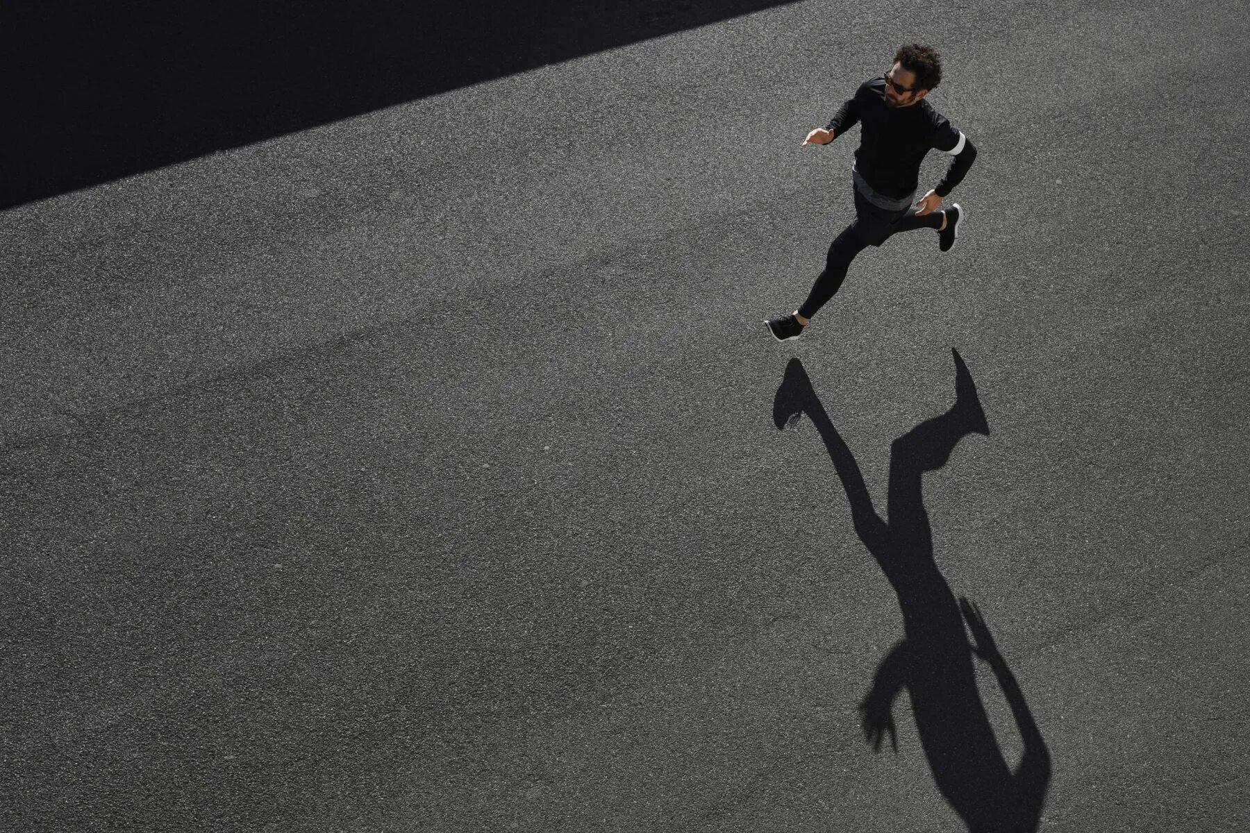 Пятно собственной и падающей теней. Тень рисунок. Падение тени. Тень человека на земле. Тень от человека.