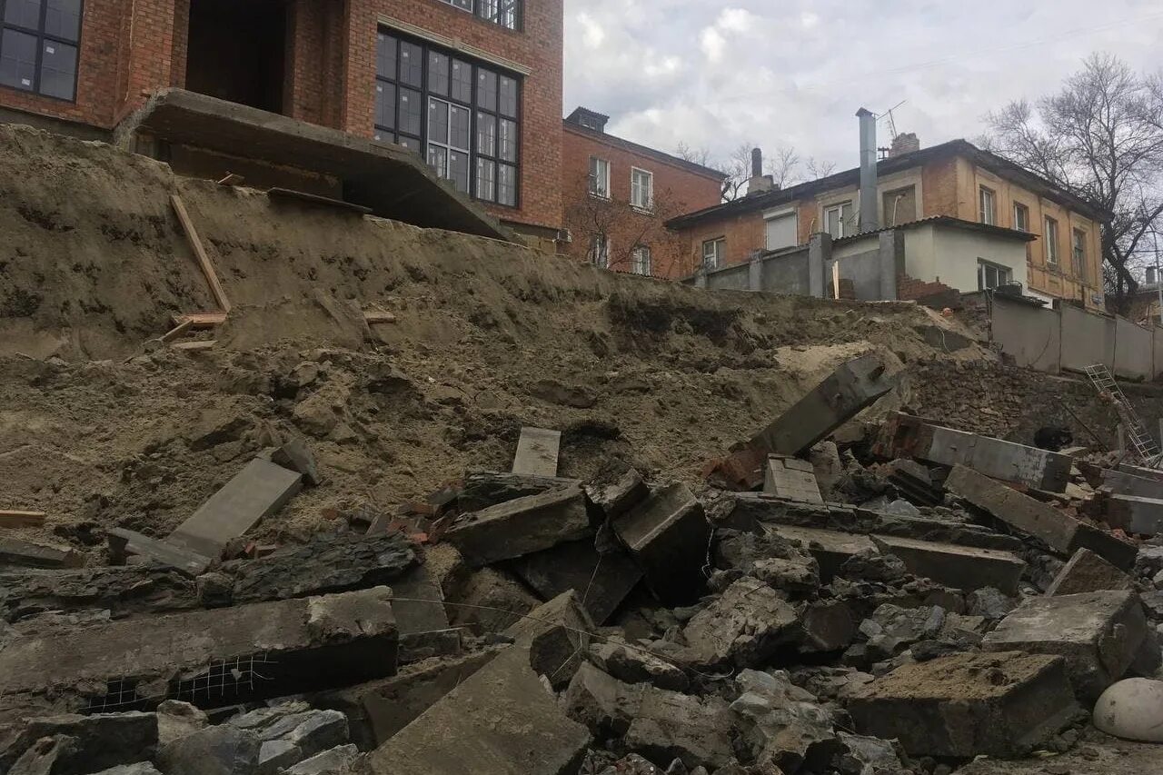 Дом падает со стены. Упавший дом. дом упал. упал дом в ростове на дону. рухнул частный дом.