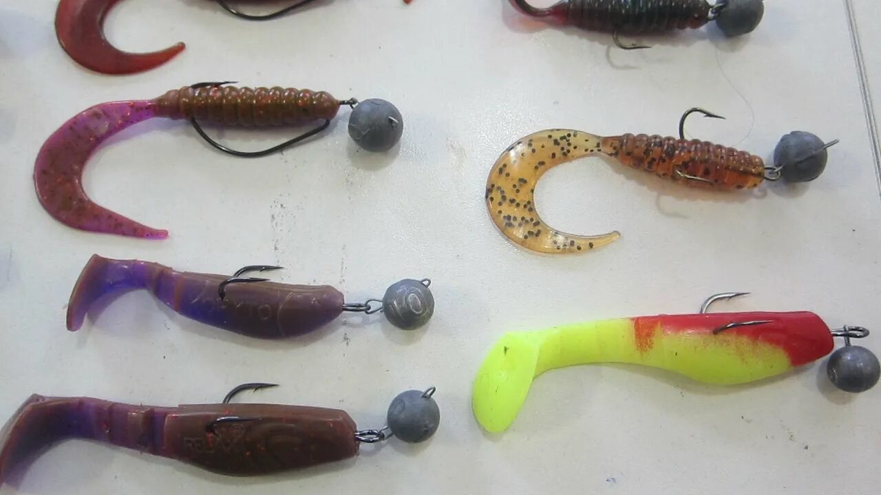 Как на крючок одеть силиконовый. Насаживание приманки на офсетный крючок. Как на крючок одеть силиконовый. Как на крючок одеть силиконовый. Оснащение виброхвоста офсетным крючком.