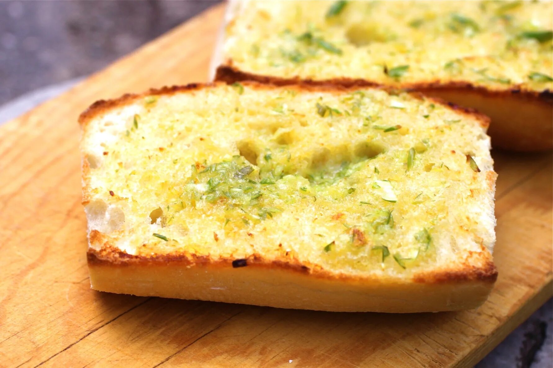 Хлеб с сыром и чесноком рецепт. Чесночный хлеб. Гренки с чесноком из белого хлеба. Хлеб с сыром внутри. Хлеб с чесноком и зеленью.