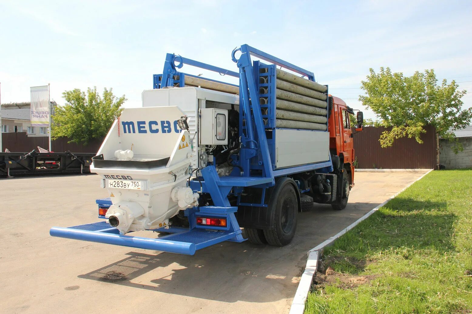 Бетононасос с горизонтальной подачей. Линейный бетононасос камаз. 532130 камаз бетононасос. Камаз бетононасос liebherr. Стационарный бетононасос.