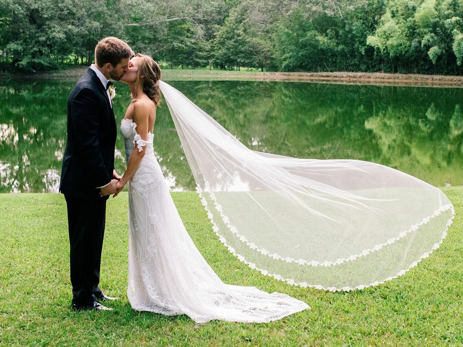 Eva veil фото. Прическа на свадьбу на длинные волосы с фатой. Veil wear. Efl wedding veil types. Платок для невесты после снятия фаты.