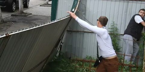 Ломают забор