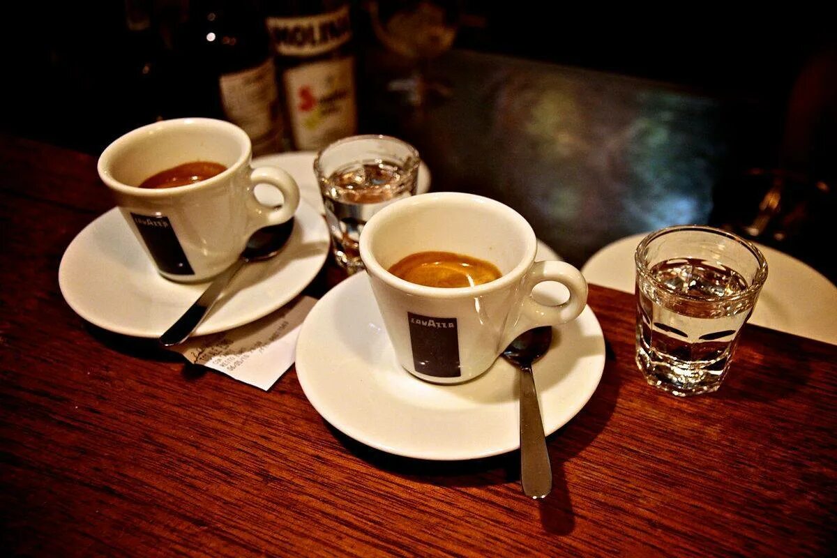 2 кофе вечером. Коретто кофе. Эспрессо в Италии. 2 Чашки кофе. Чашка для эспрессо.