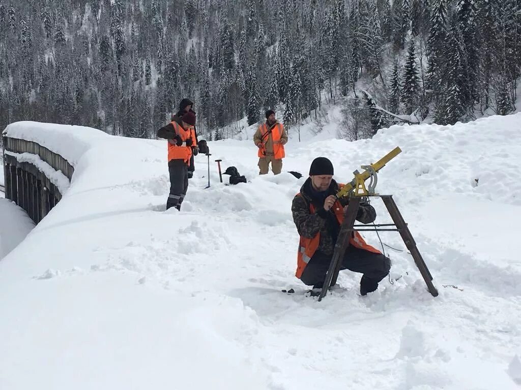 Противо лавийные мероприятия. Противолавинные пушки эльбрус. Противолавинные пушки эльбрус. Противолавинные профилактические мероприятия. Лавинорезы эльбрус.