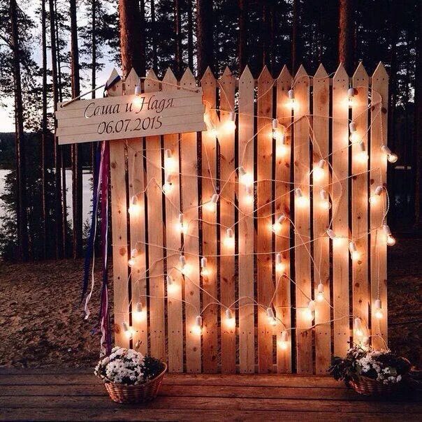 Фотозона дерево. Деревянная фотозона на свадьбу. Деревянная фотозона с лампочками. Фотозона на свадьбу с гирляндой.