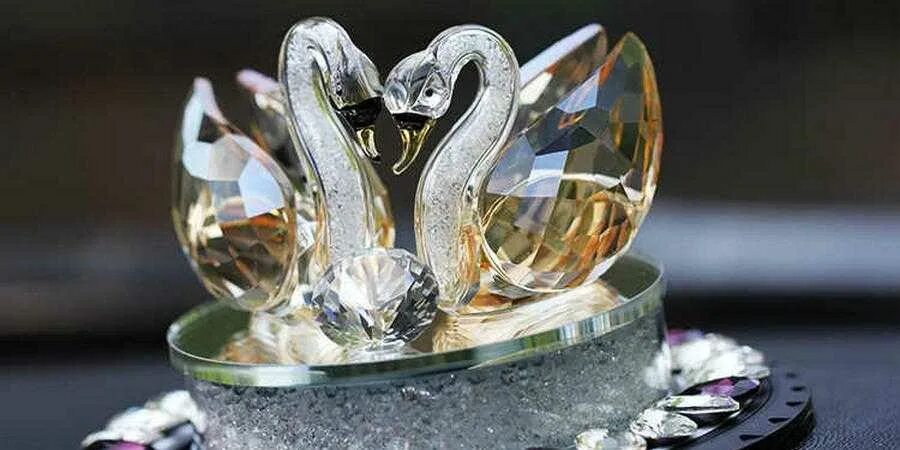 Хрустальный сувенир на хрустальную свадьбу. Подарок на хрустальную свадьбу друзьям. Хрустальная свадьба. Стеклянный лебедь гусь хрустальный. Хрустальные статуэтки на годовщину свадьбы.