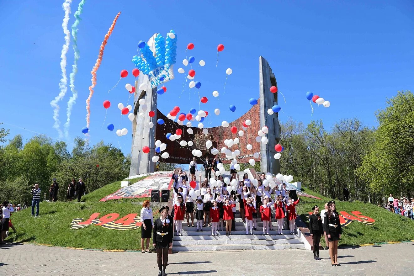 9 мая в нижнем новгороде. Парк славы Нижний Новгород Автозаводский район. Вечный огонь Нижний Новгород Автозаводский парк. Вечный огонь на автозаводе в Нижнем Новгороде. Нижний Новгород автозавод район парк Победы.