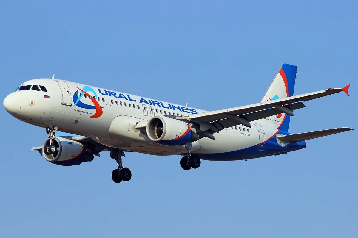 A320 уральские. Аэробус а320 уральские авиалинии. airbus a320 уральские. самолёт airbus a320 уральские авиалинии. a320 ural airlines.