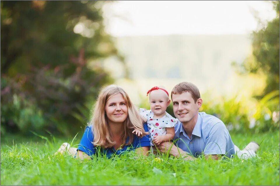 Год семьи 2024 в саду. Семейная фотосессия на природе. фотосессия семьи на природе. семейная фотосессия на природе летом. радостная семья на природе.