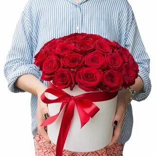 Подарить букет цветов женщине