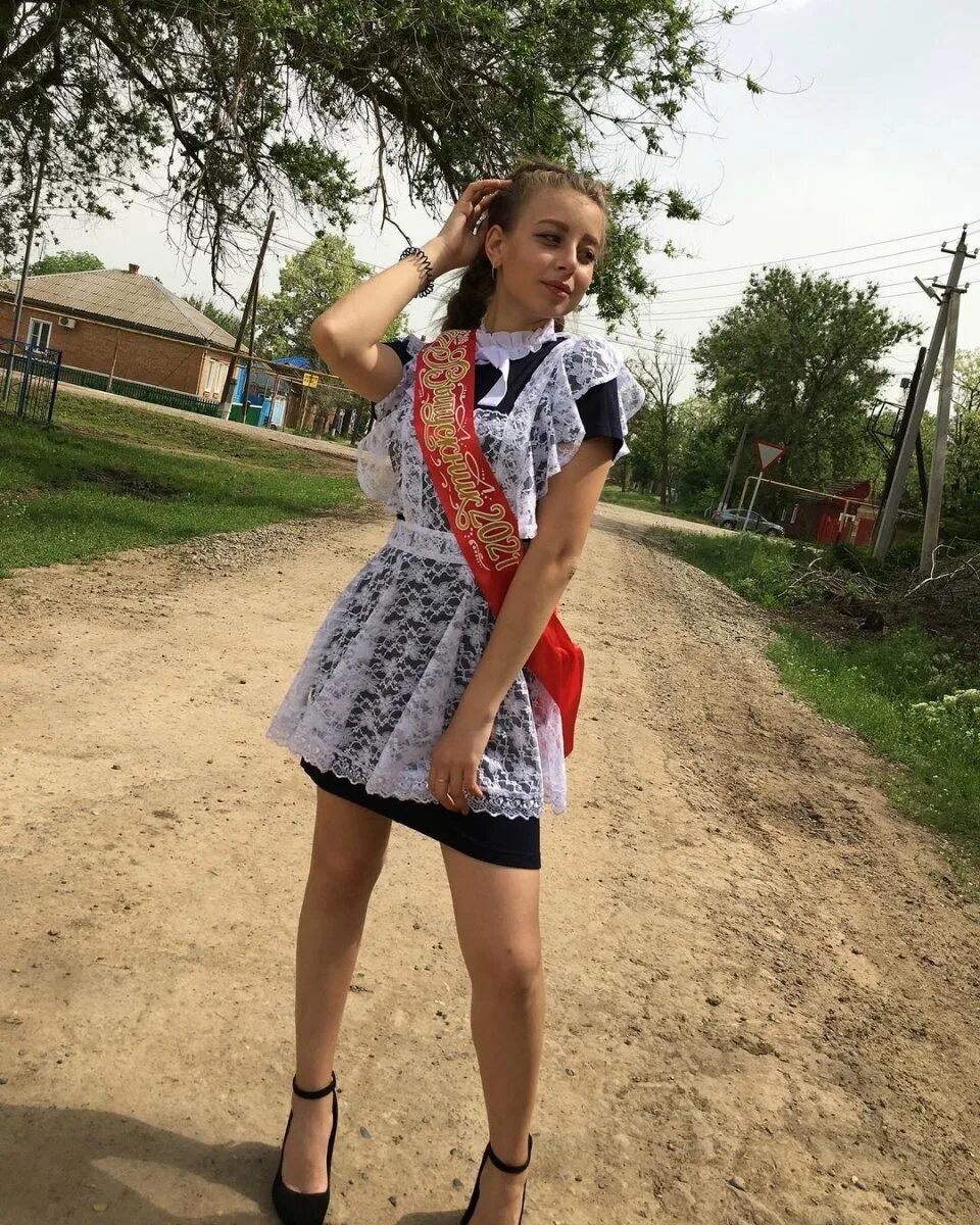 Можно со школьницей. Красивые учительницы. Красивые выпускницы. Выпускницы в школьной форме. Мэдисон айви учительница.