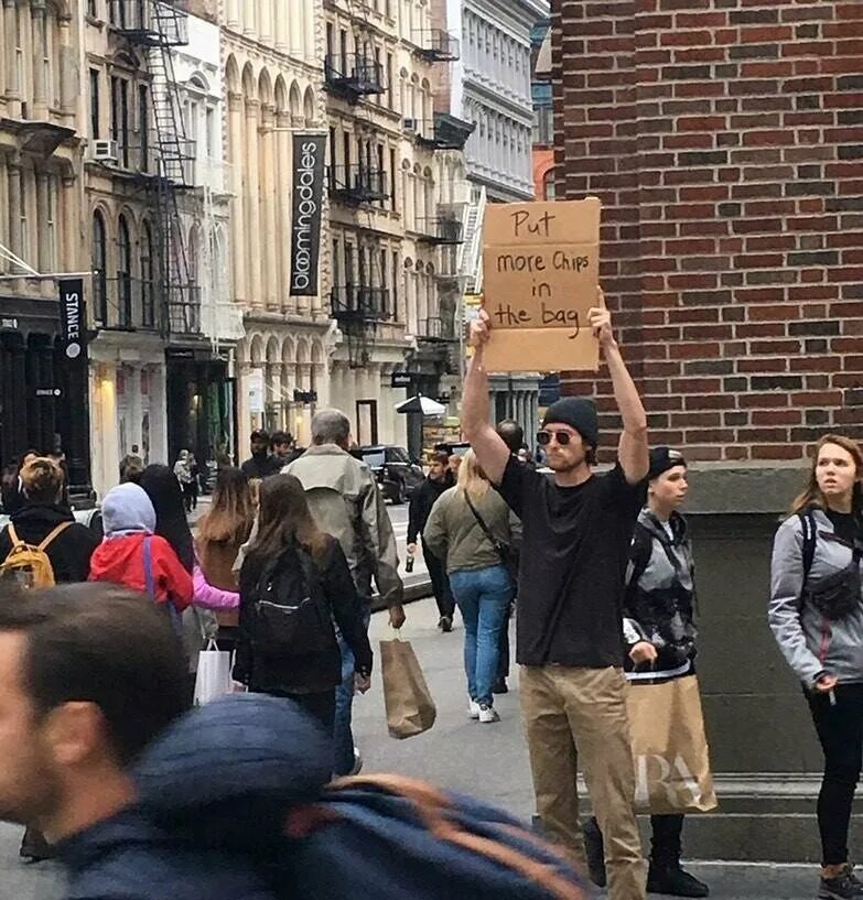 Саму голосовое. Человек с табличкой на улице. Мужик с табличкой на улице. Жители Нью-Йорка. Мужик с плакатом на улице.