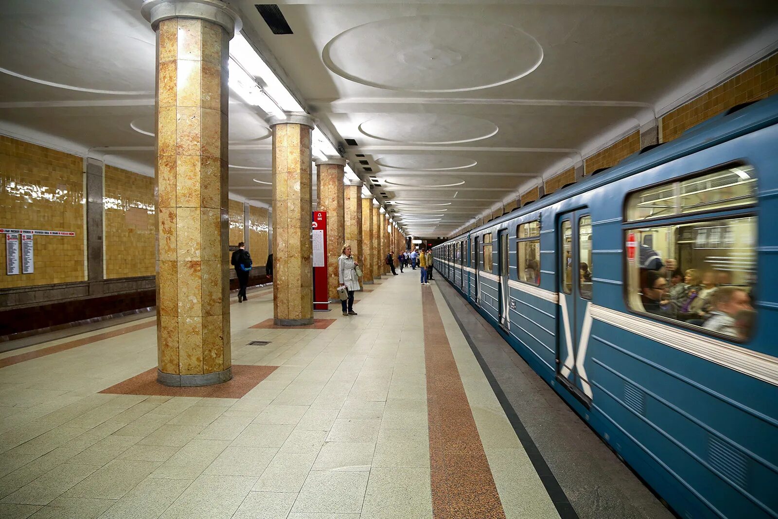 Сокольническая линия московского метрополитена. Сокольническая линия метро в Москве вагоны. Сокольническая линия метро поезда. Сокольническая линия Московского метрополитена поезда метро. Московский метрополитен сокольнически.