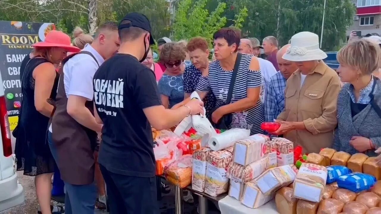 Грузовик раздающий продукты. Надпись для раздачи пищи. Подслушано салават вконтакте